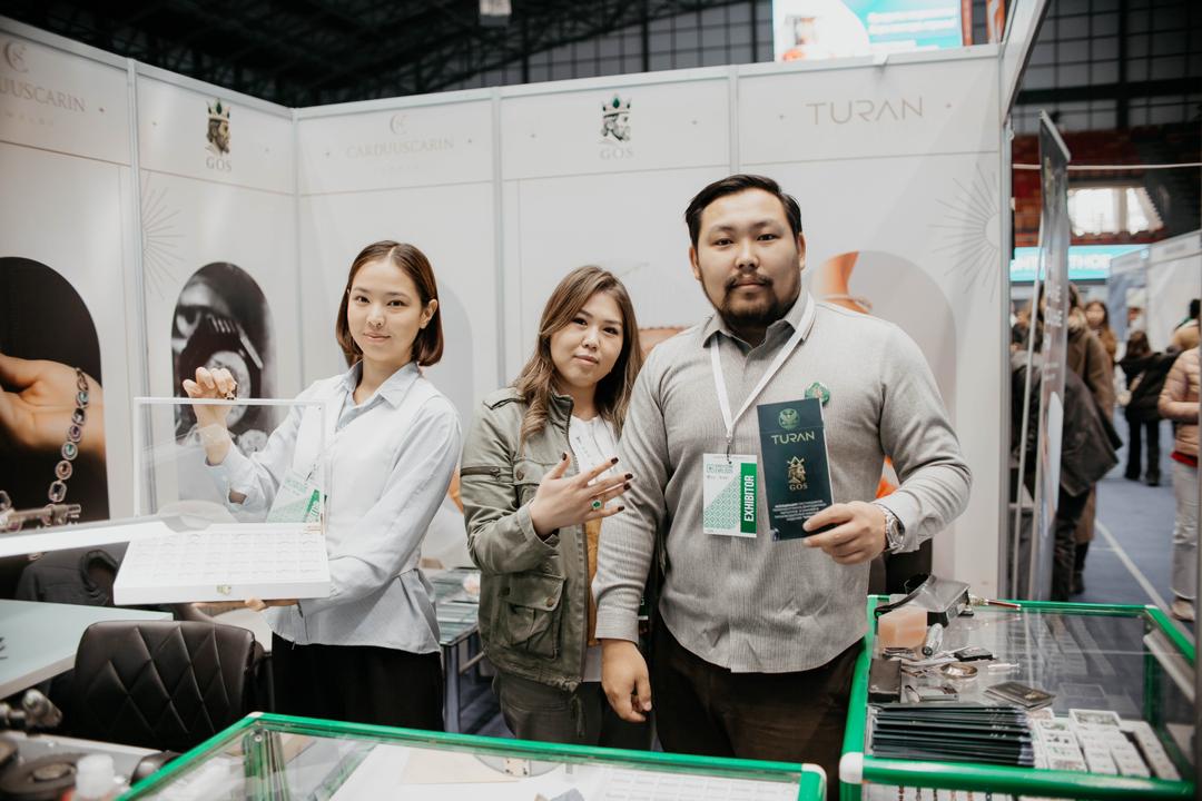 Коллекция украшений на выставке