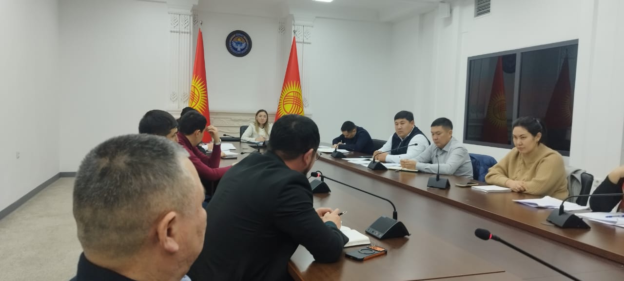 Участники изучают документы