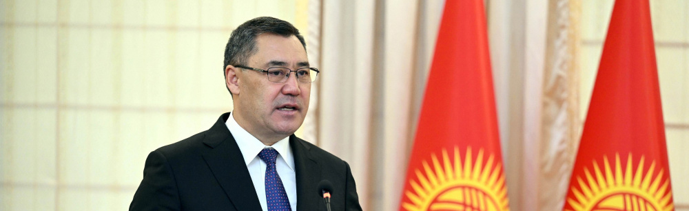 Садыр Жапаров подписывает указ